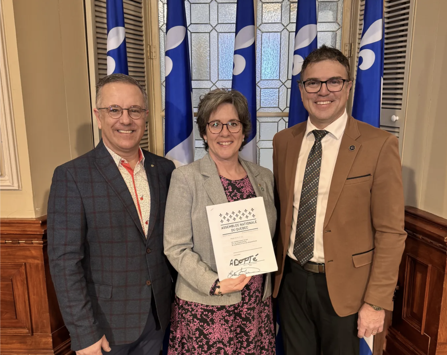 Alain Blanchette, directeur Distinction coopérative et mutualiste du CQCM, Nadine Groulx, MBA, présidente du CQCM, et Éric Girard, Ministre délégué au Développement économique régional