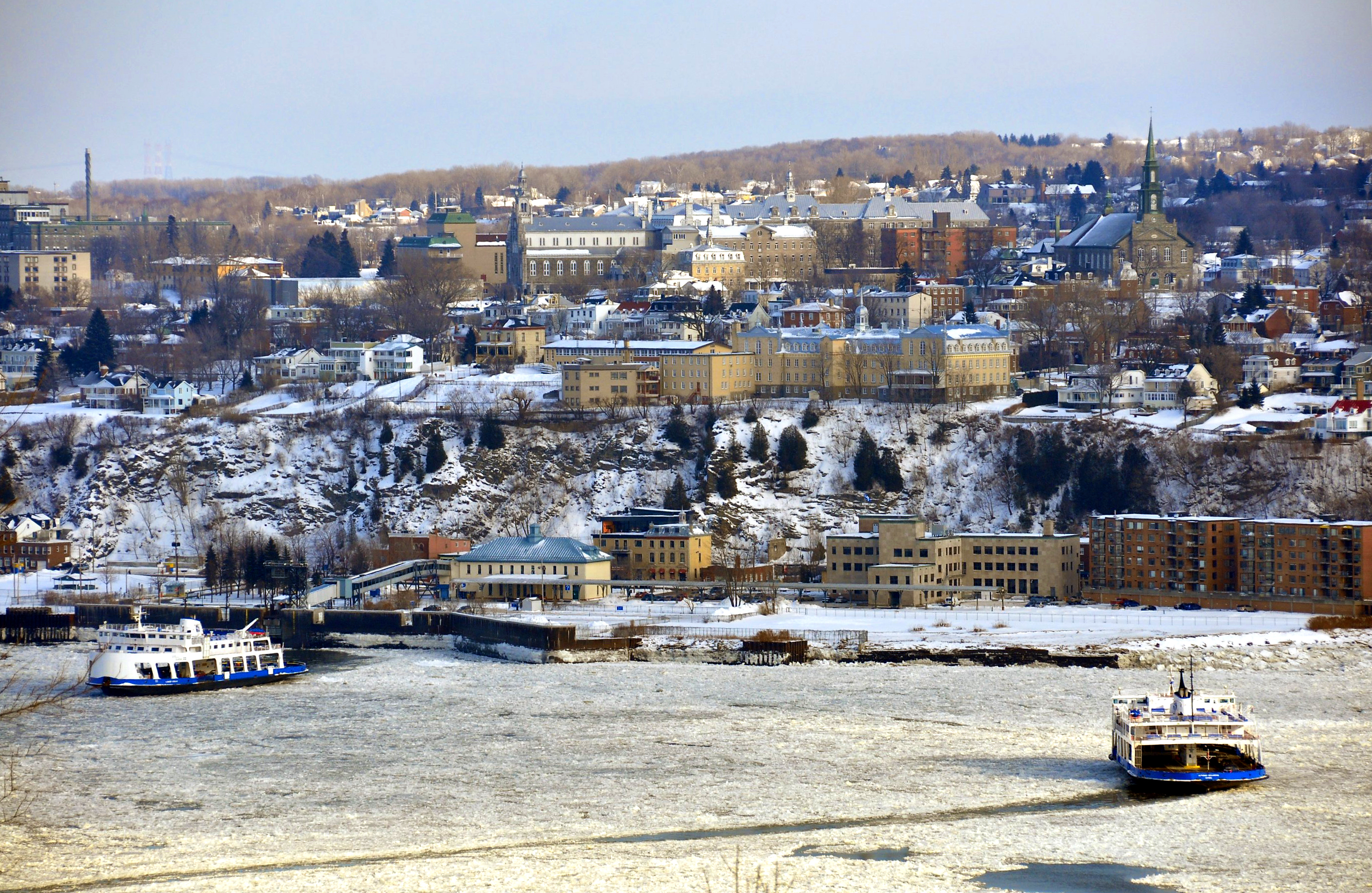Vue classique de Lévis depuis le Cap Diamant. (Photo Abdallah, Wiki Commons)
