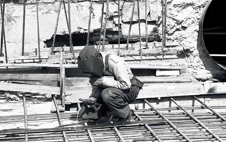 Travaux de soudure, fond du réservoir McTavish. 28 juin 1946.