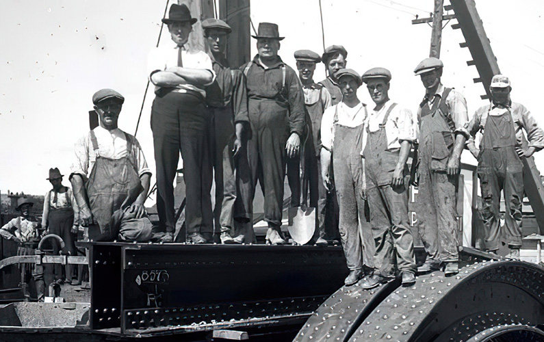 Les ouvriers travaillant à la construction du portail d’acier entre le tunnel et le canal Lachine. 28 août 1924.